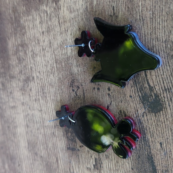 NWT/IP: (unbranded) 🐺🐾🎀RED RIDING HOOD & WOLF🎀🐾🐺 acrylic dangle earrings! - Picture 5 of 5